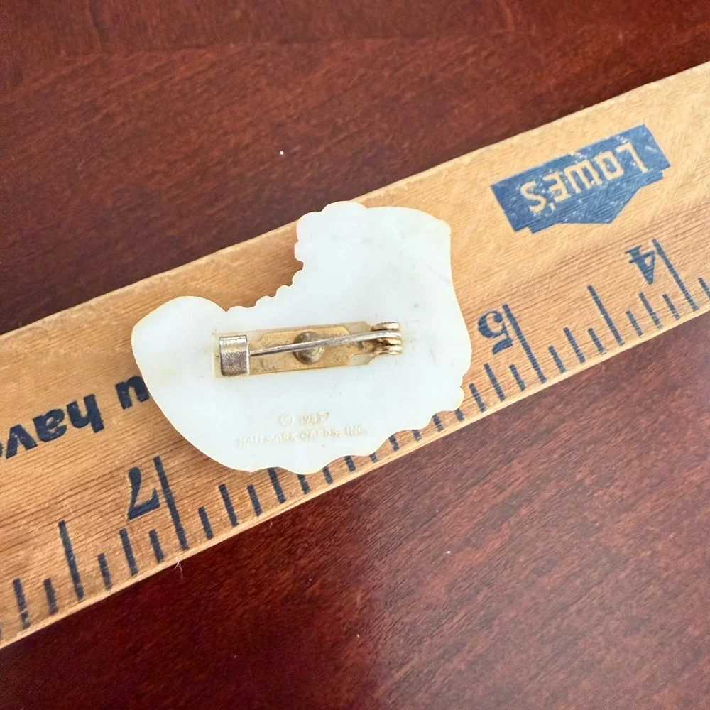 Vintage 1985 Boot Brooch - Picture 2 of 3